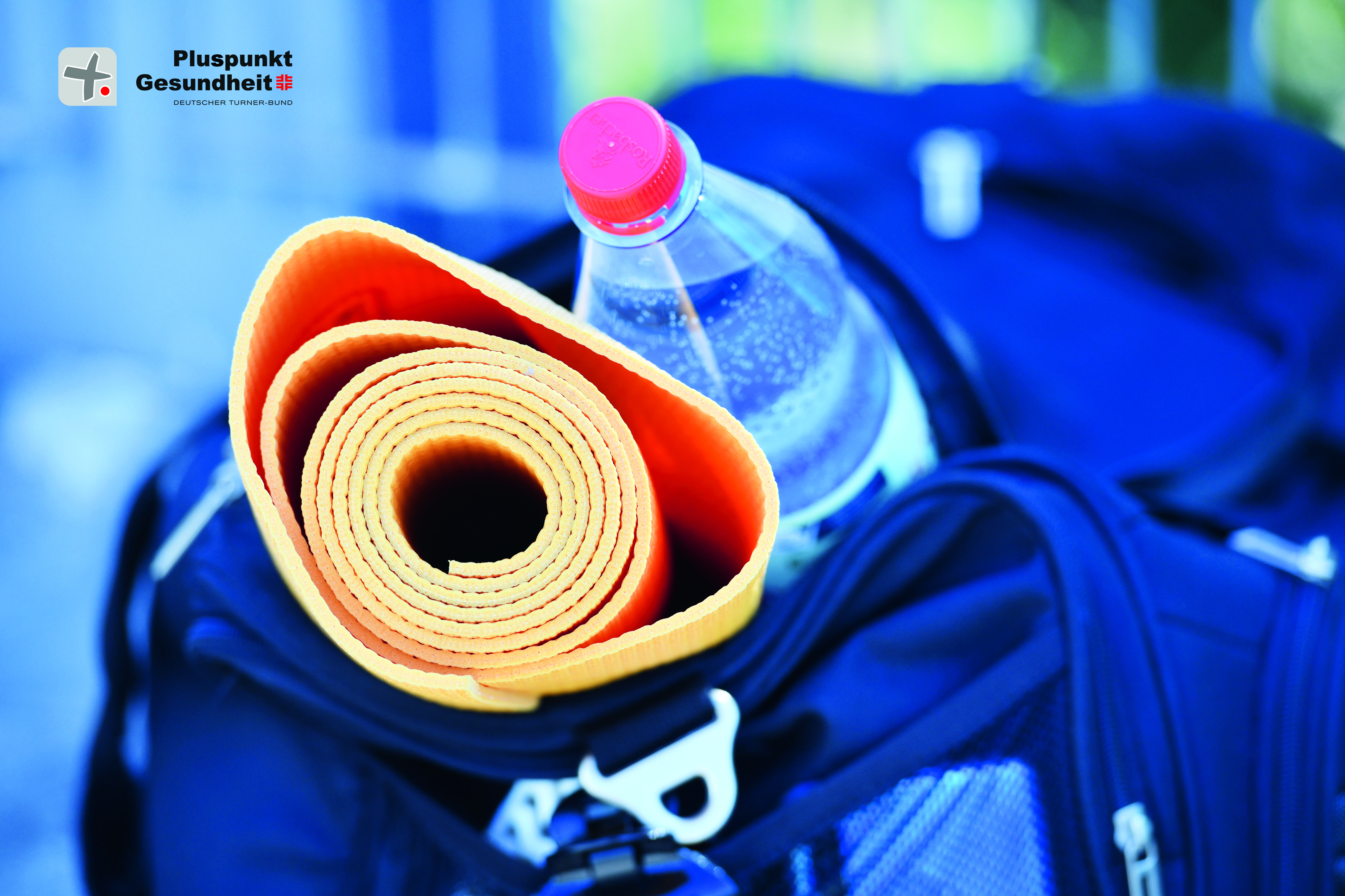 Tasche mit Matte und Trinkflasche.