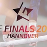 Das Logo von Finals 2026, im Hintergrund eine Nahaufnahme von Händen am Reck