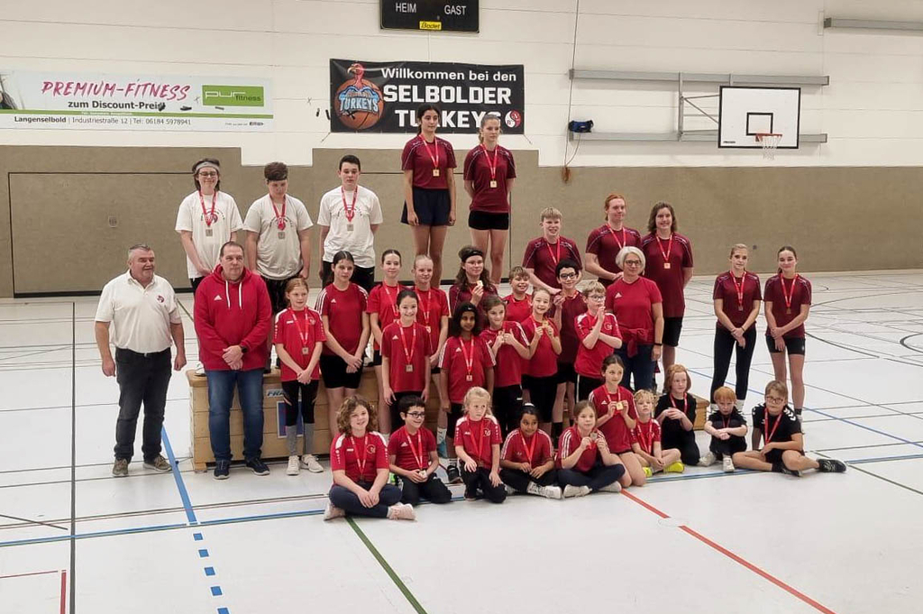 Siegerfoto mit dem jungen Zweier-Prellball-Nachwuchs