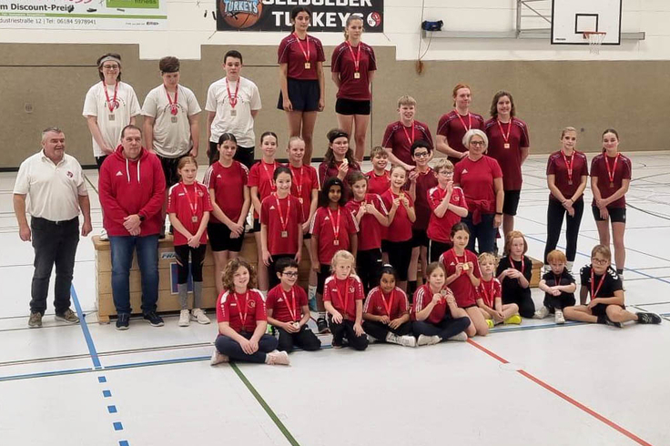Siegerfoto mit dem jungen Zweier-Prellball-Nachwuchs