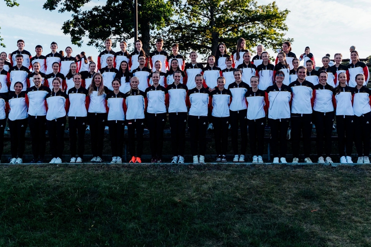Die deutsche Delegation posiert für ein Gruppenfoto.