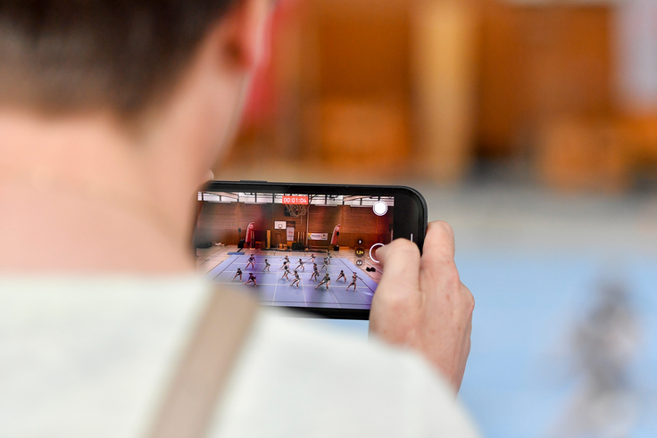 Ein Junge filmt mit seinem Handy