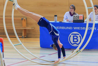 Turnerin steht kopfüber im Rhönrad