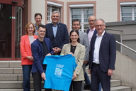 Fünf Männer und drei Frauen posieren vor dem Kreishaus in Limburg.