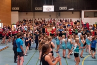 Eine Sporthalle voll mit Turnern und Turnerinnen. 