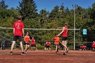 Eine Gruppe spielt auf einer Anlage Ringtennis.