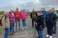 Eine Gruppe von Älteren posiert für ein Gruppenfoto.