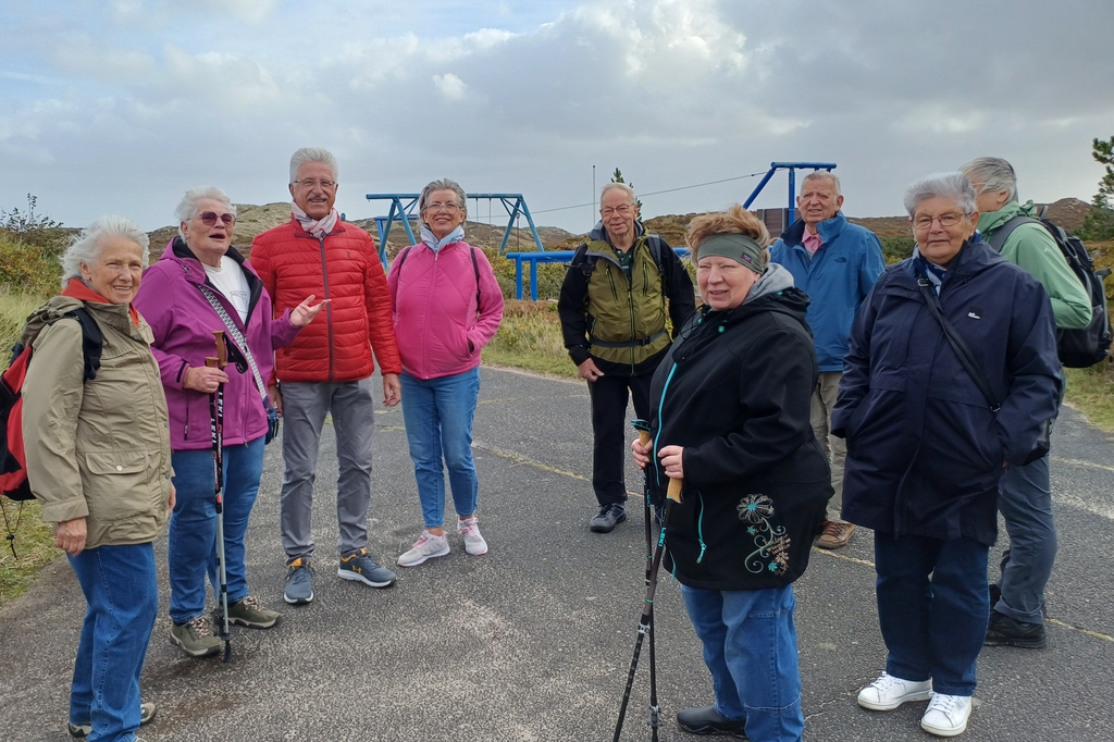 Eine Gruppe von Älteren posiert für ein Gruppenfoto.