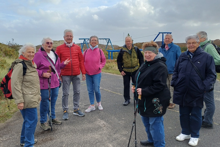 Eine Gruppe von Älteren posiert für ein Gruppenfoto.