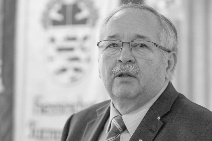 Foto eines Mann vor der Flagge des Hessischen Turnverbands