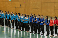 Die Teilnehmerinnen des Landesfinals Rhönradturnen stehen aufgereiht nebeneinander in einer Sporthalle.