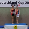 Sechs Gymnastinnen stehen auf einem Podest bei der Siegerehrung.