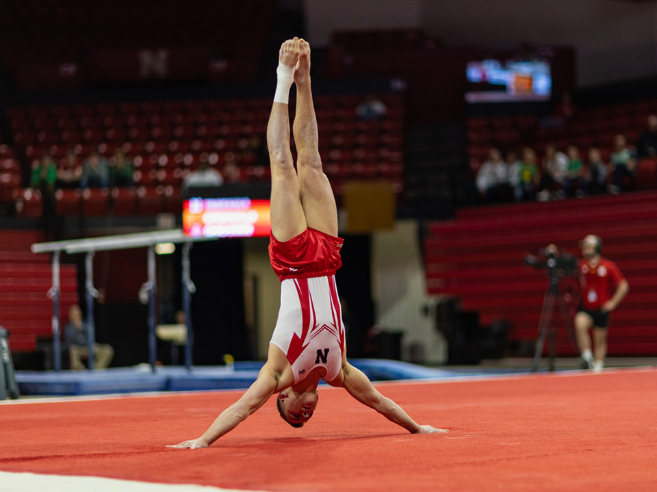 Moritz Müller im Handstand