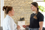 Zwei Frauen unterhalten sich angeregt.