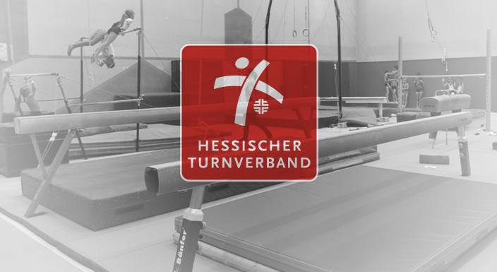 Logo Hessischer Turnverband auf einem Foto aus der Turnhalle.