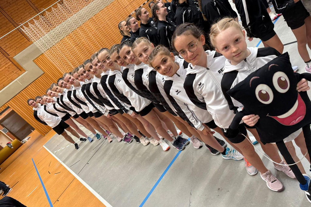 Eine Rope-Skipper-Gruppe steht hintereinander in einer Reihe.