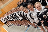 Eine Rope-Skipper-Gruppe steht hintereinander in einer Reihe.