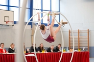 Turnerin bei ihrer Übung im Rhönrad