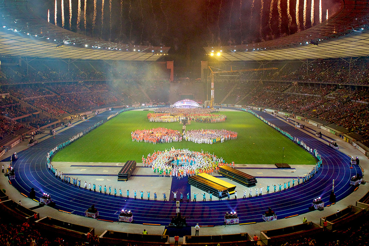 Blick in einen Stadion mit Feuerwerk