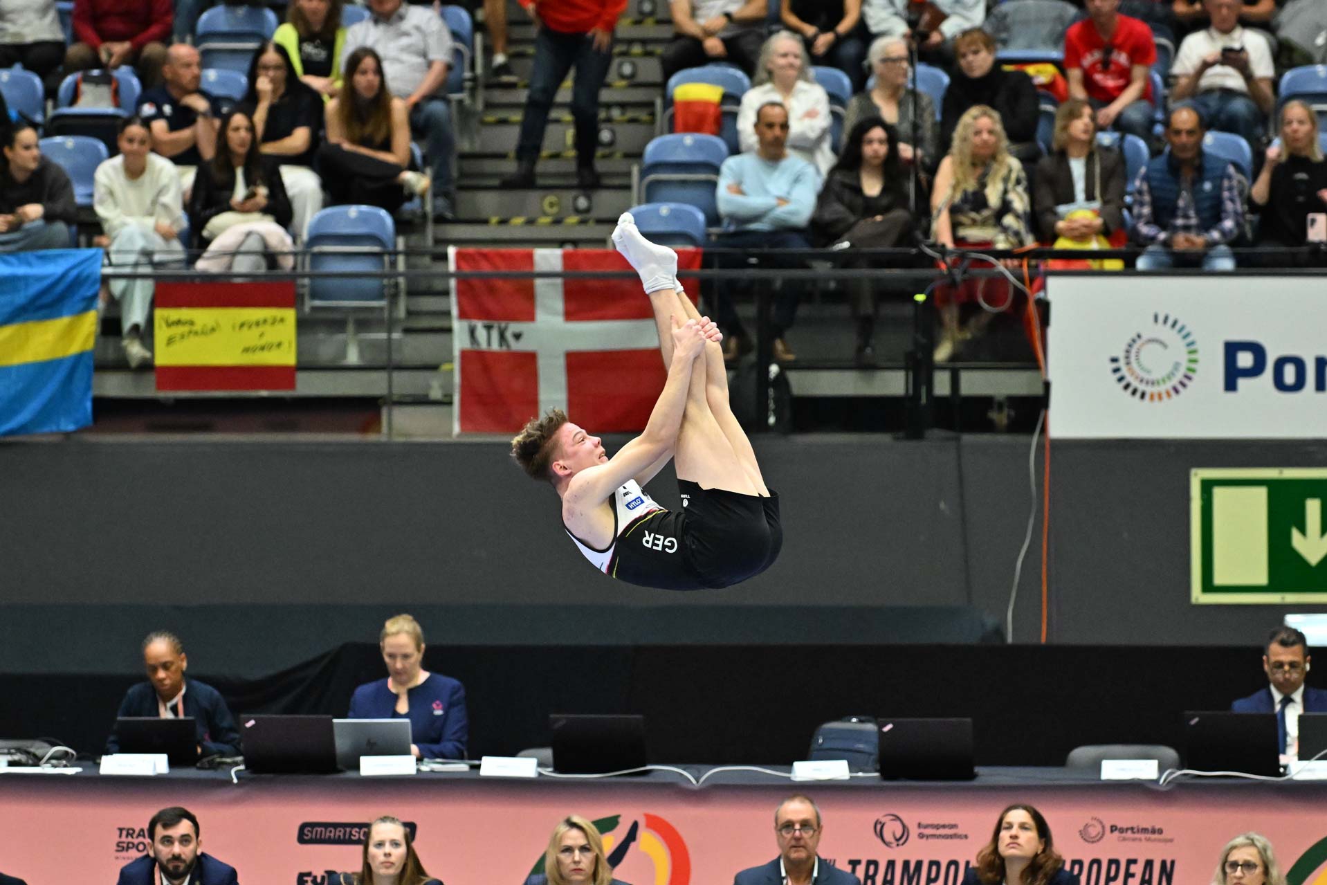 Ein Turner macht seine Übung in der Luft