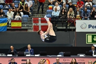 Ein Turner macht seine Übung in der Luft