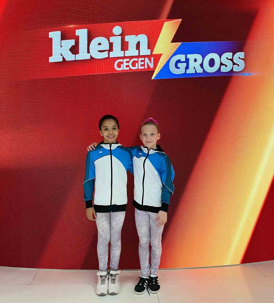 Tiffany und Carla stehen vor dem Schriftzug Klein gegen Gross