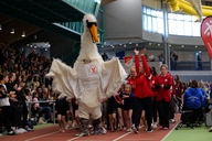 Einmarsch mit vielen Personen beim Hallenkinderturnfest 2026.