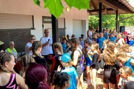 Übersichtsfoto von der der Siegerehrung mit zahlreichen Kindern
