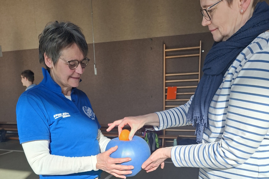 Zwei Übungsleiterinnen mit zwei Bällen.