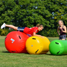 Zwei Mädchen spielen auf einer Wiese.