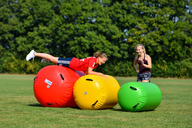 Zwei Mädchen spielen auf einer Wiese.