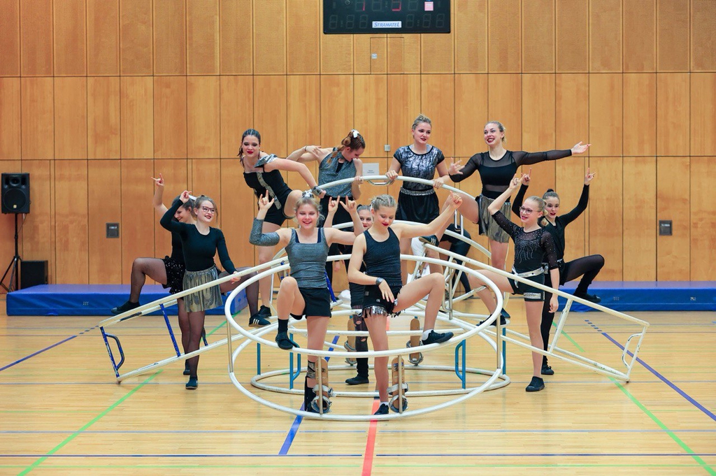 Eine Gruppe von Sportlerinnen steht an ihren Rhönrädern