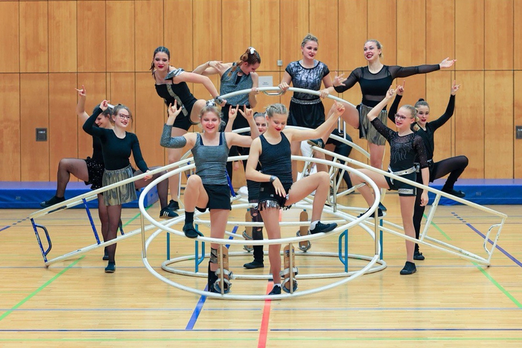 Eine Gruppe von Sportlerinnen steht an ihren Rhönrädern