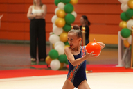 Eine Gymnastinnen zeigt eine Pose mit Ball. 