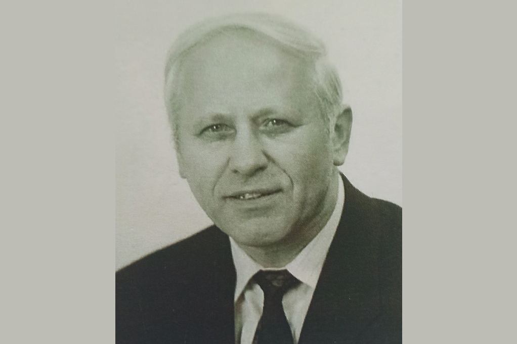 Äterer Herr schaut in die Kamera