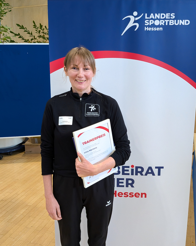 Irina mit der überreichten Urkunde