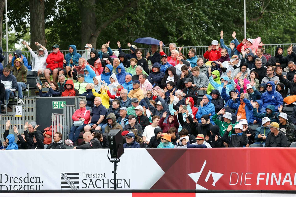 Tribüne mit zahlreichen Zuschauern 