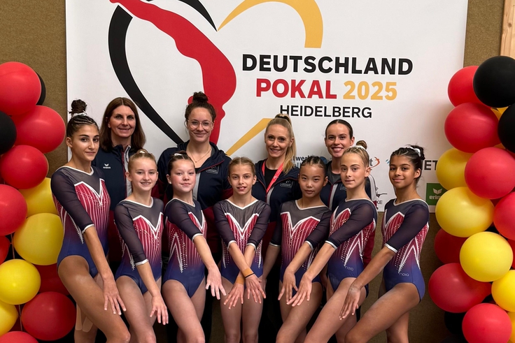 Turnerinnen mit ihren Trainerinnen beim Deutschland Pokal.
