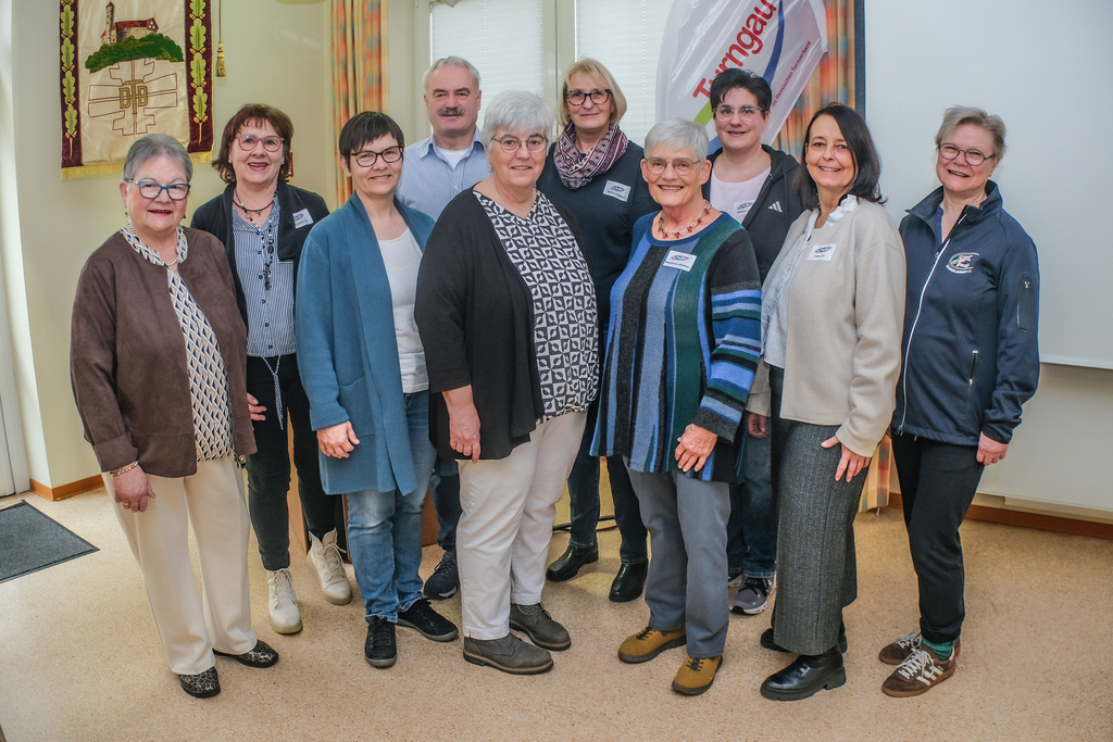 Eine Gruppe von Personen hat sich aufgestellt für ein Gruppenfoto.
