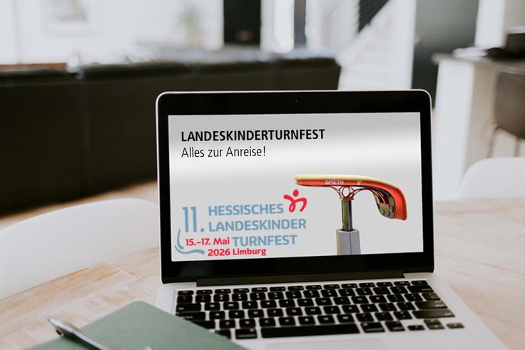 Ein Laptop mit der Aufschrift zur Veranstaltung.