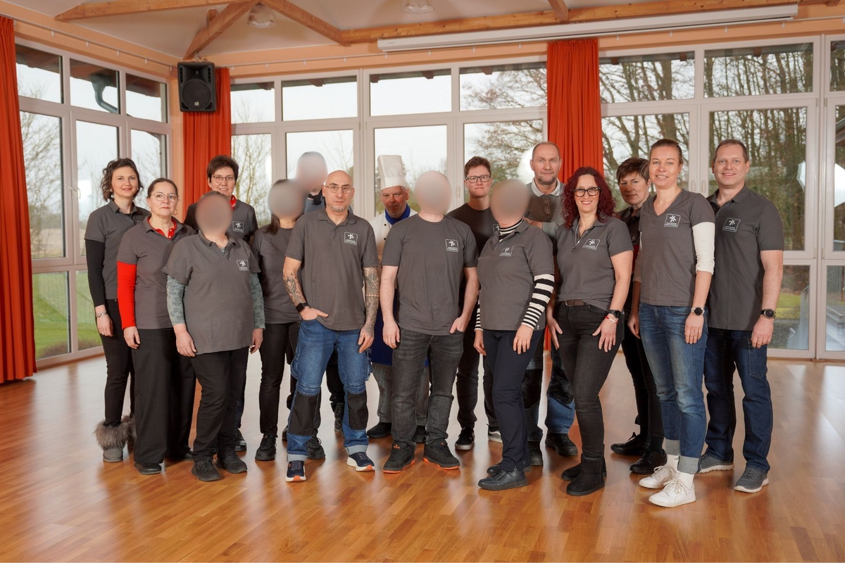 Eine Gruppe posiert für ein gemeinsames Bild.