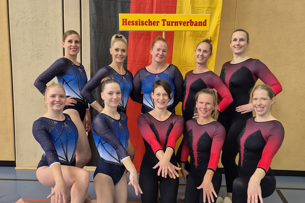 Ein Team aus 10 Turnerinnen posiert für ein Foto.