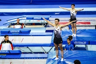Trampolinturner stehen auf dem Gerät