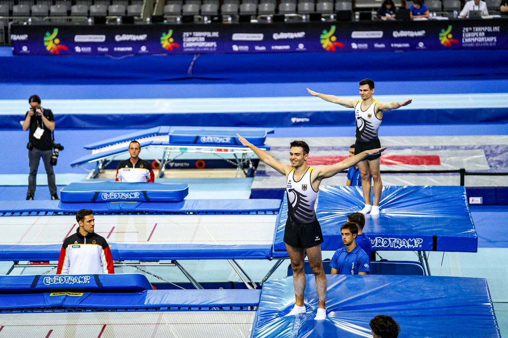 Trampolinturner stehen auf dem Gerät