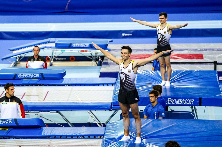 Trampolinturner stehen auf dem Gerät