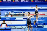 Trampolinturner stehen auf dem Gerät