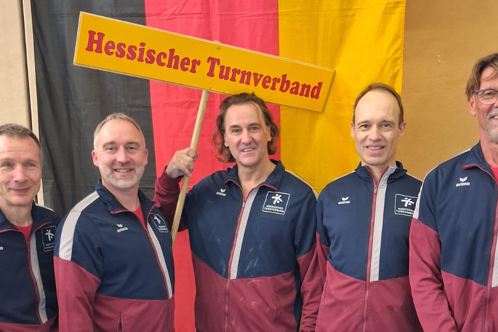 Fünf Turner posieren für ein Foto.