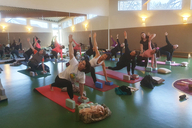 Eine Gruppe von Frauen macht Yoga.