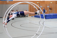 Rhönradturnerin in ihrem Gerät bei ihrer Übung