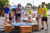 Ein Kind springt auf einem kleinen Trampolin.